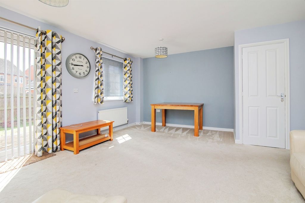 Property photo 3 of 4 Living Room