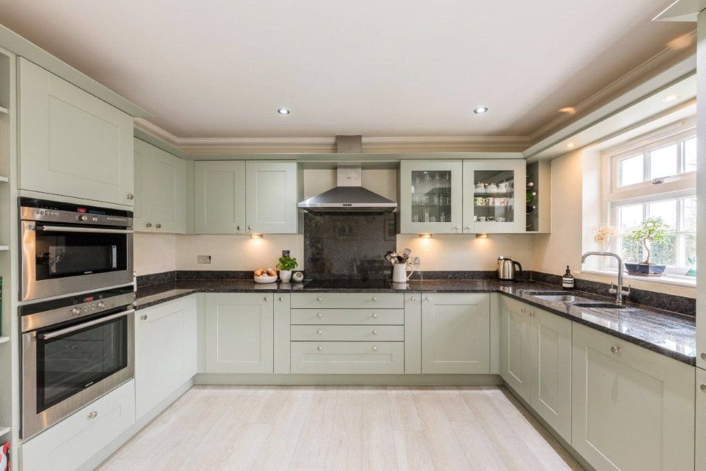 Property photo 3 of 25 Kitchen