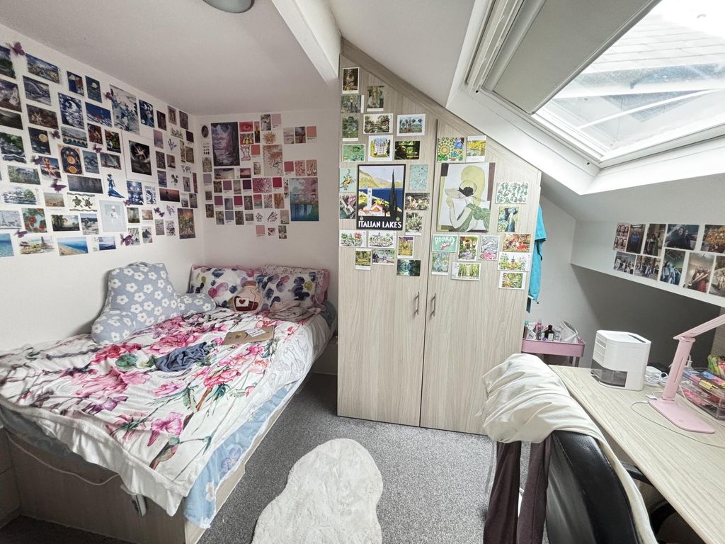 Property photo 3 of 26 A Bright And Inviting Bedroom With A Large Window ...