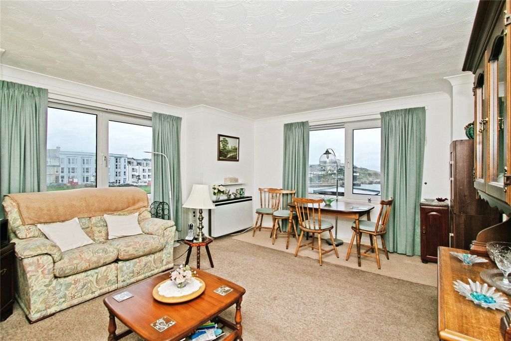 Property photo 3 of 10 Lounge