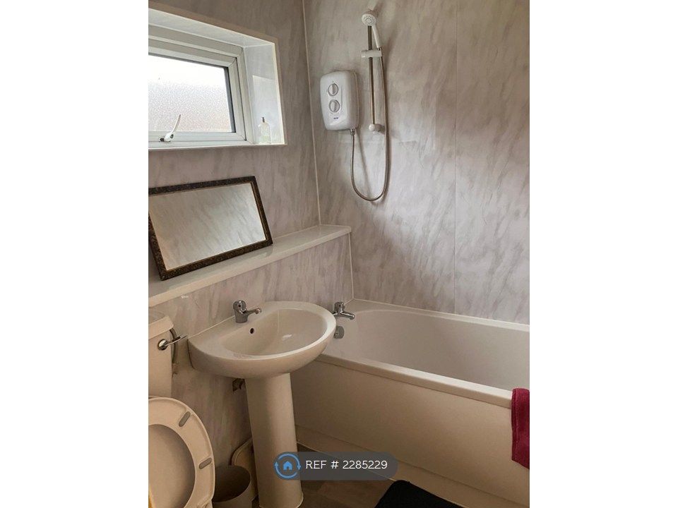Property photo 1 of 4 Bathroom