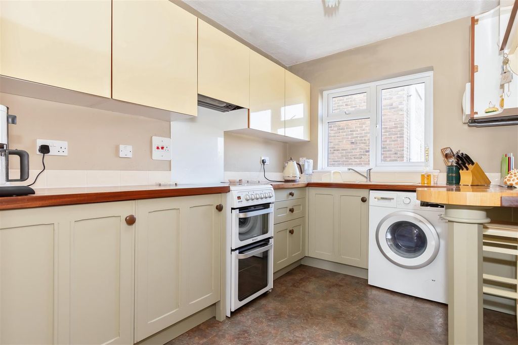 Property photo 2 of 14 Seaview Court_5.Jpg