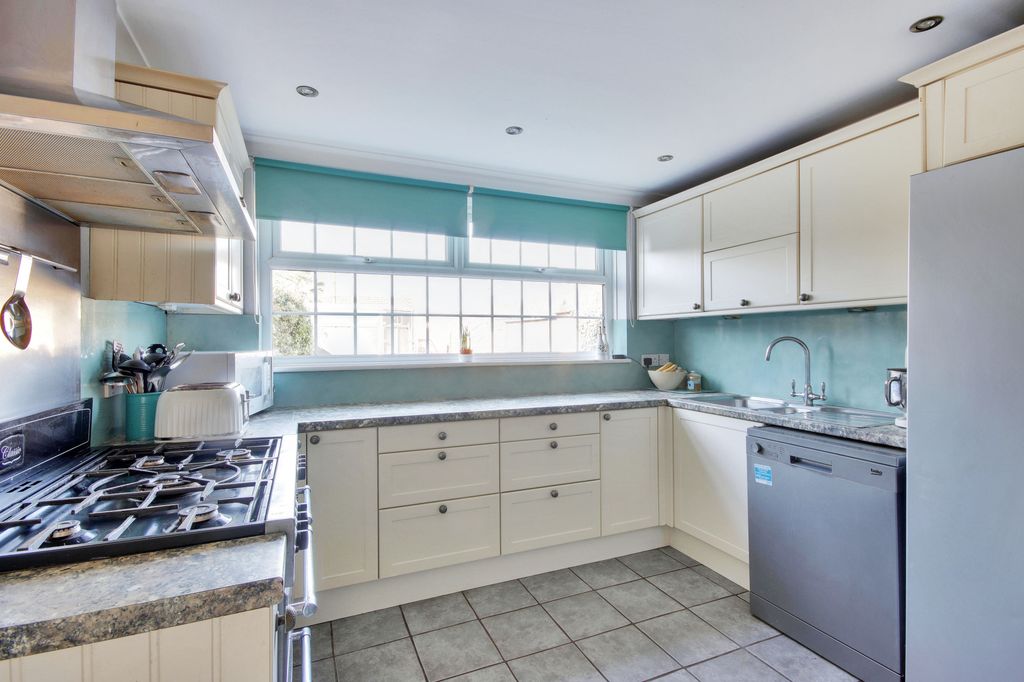 Property photo 3 of 29 4 - Kitchen