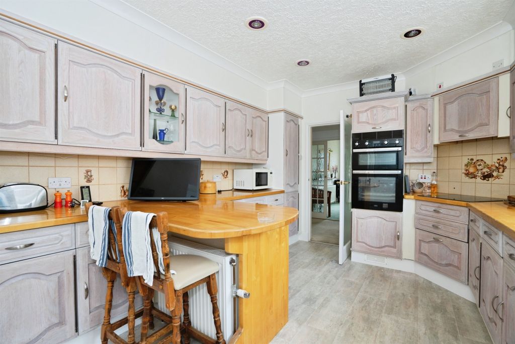 Property photo 3 of 19 Kitchen