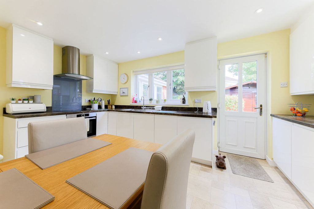 Property photo 3 of 19 Kitchen