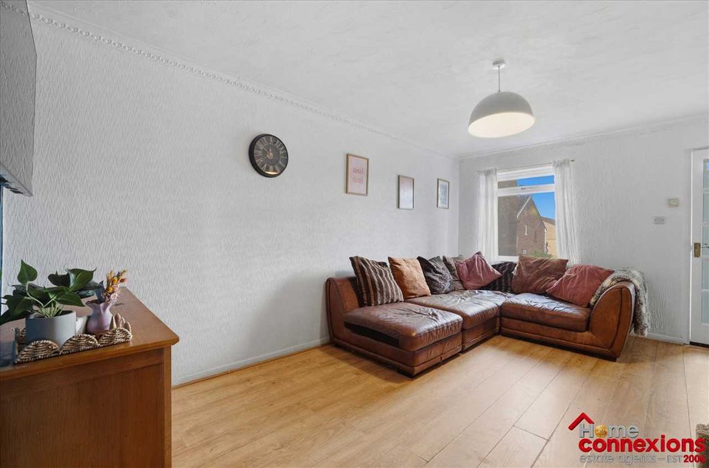 Property photo 3 of 19 Lounge (2)