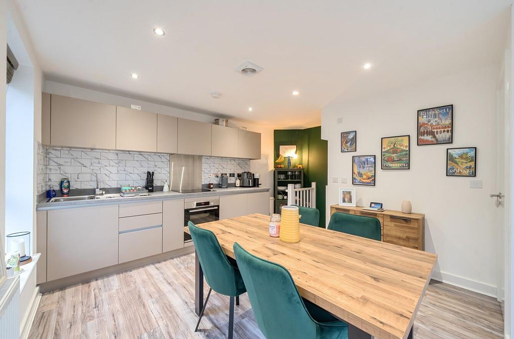 Property photo 3 of 20 1380838-10-69134d2A7067B.Jpg