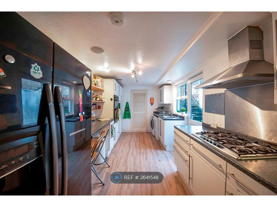 Property photo 3 of 17 Kitchen