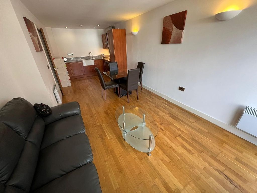 Property photo 3 of 17 Lounge