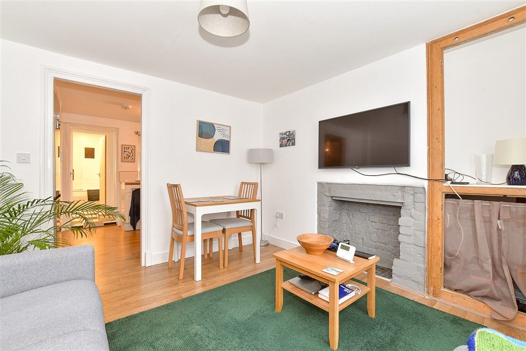 Property photo 3 of 10 Lounge