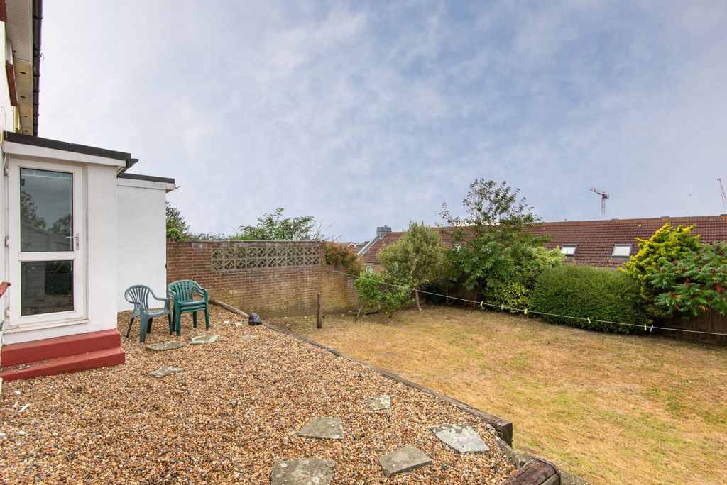 Property photo 2 of 19 A Well-Maintained Garden Featuring A Gravel Patio ...