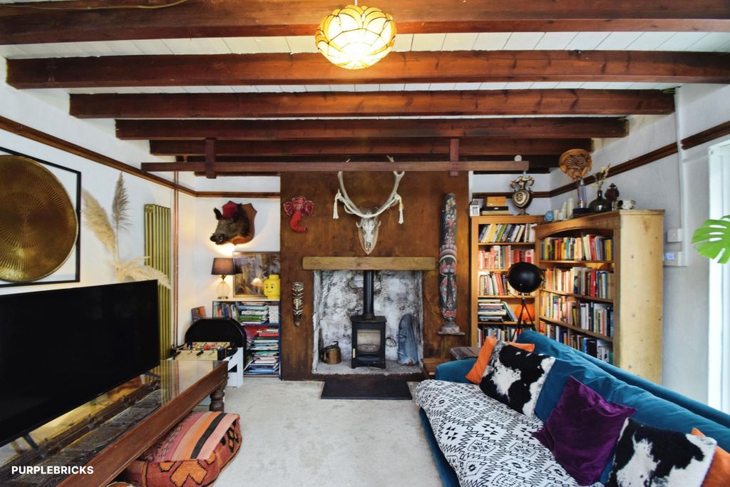 Property photo 2 of 43 Cottage Living Room