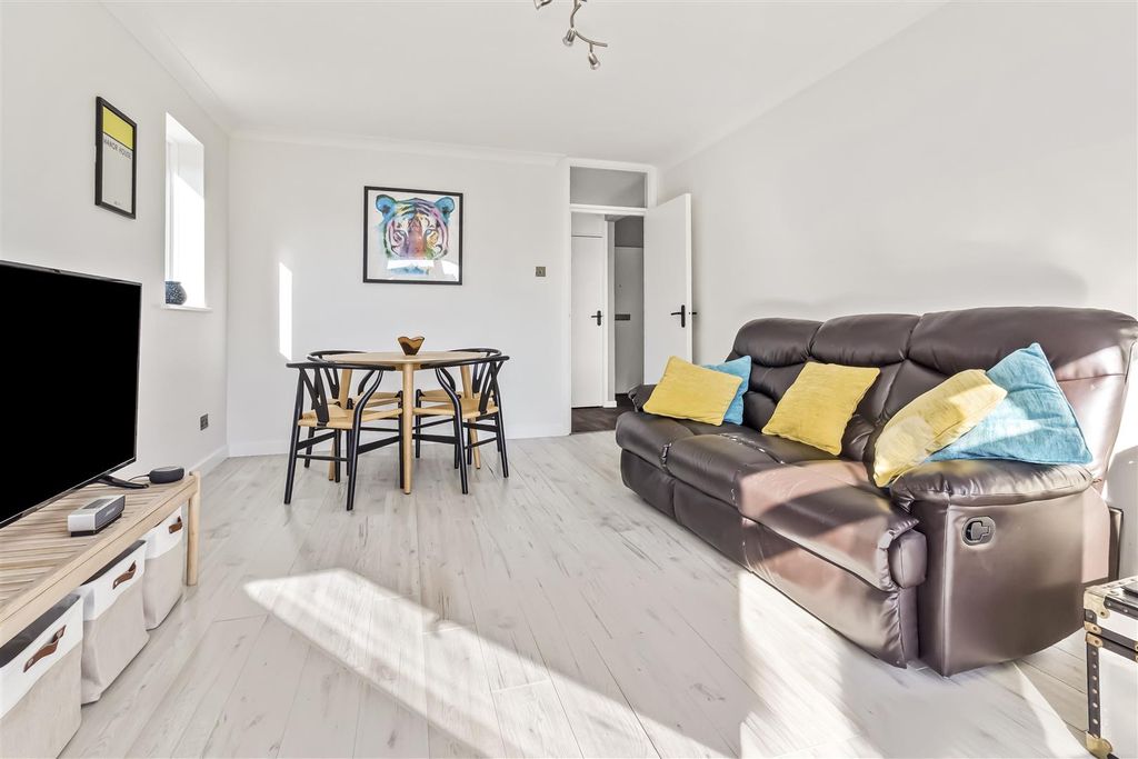 Property photo 3 of 14 9 Manor House-005.Jpg