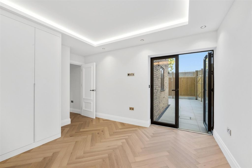 Property photo 3 of 11 Flat 1 Navy Rose Apartments-10.Jpg