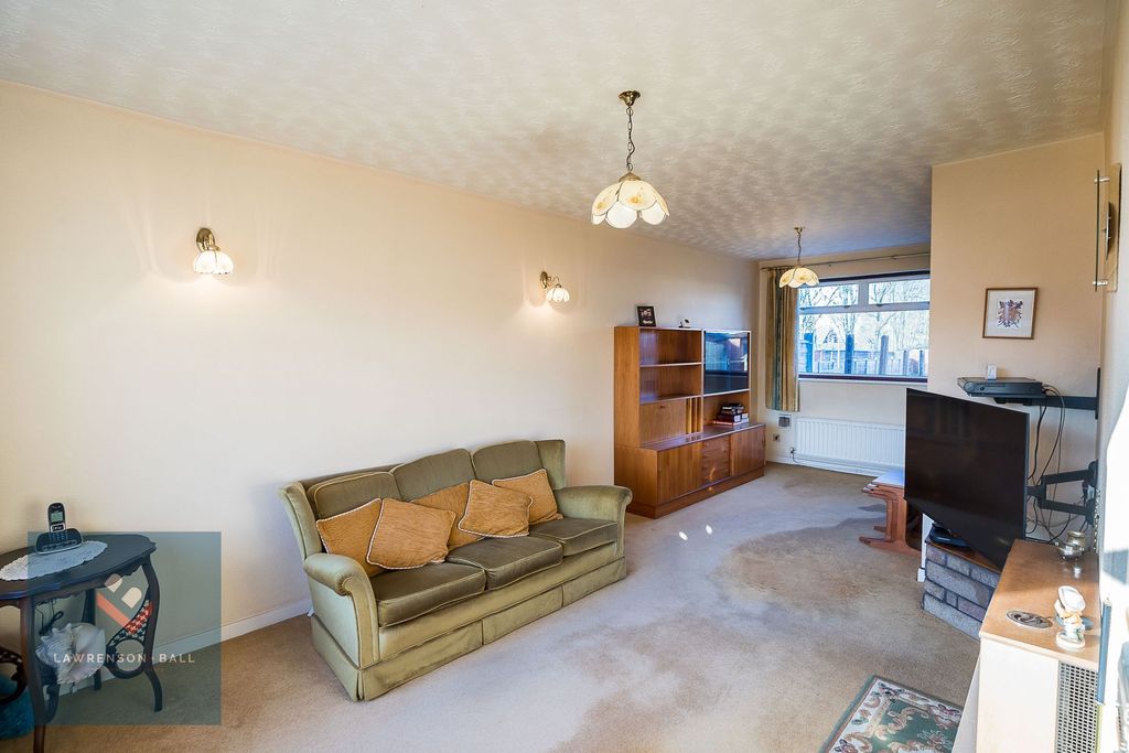 Property photo 3 of 15 Lounge