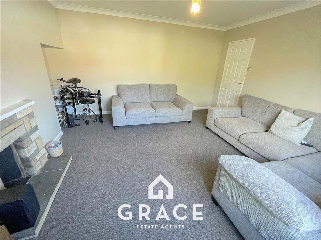 Property photo 3 of 18 Lounge
