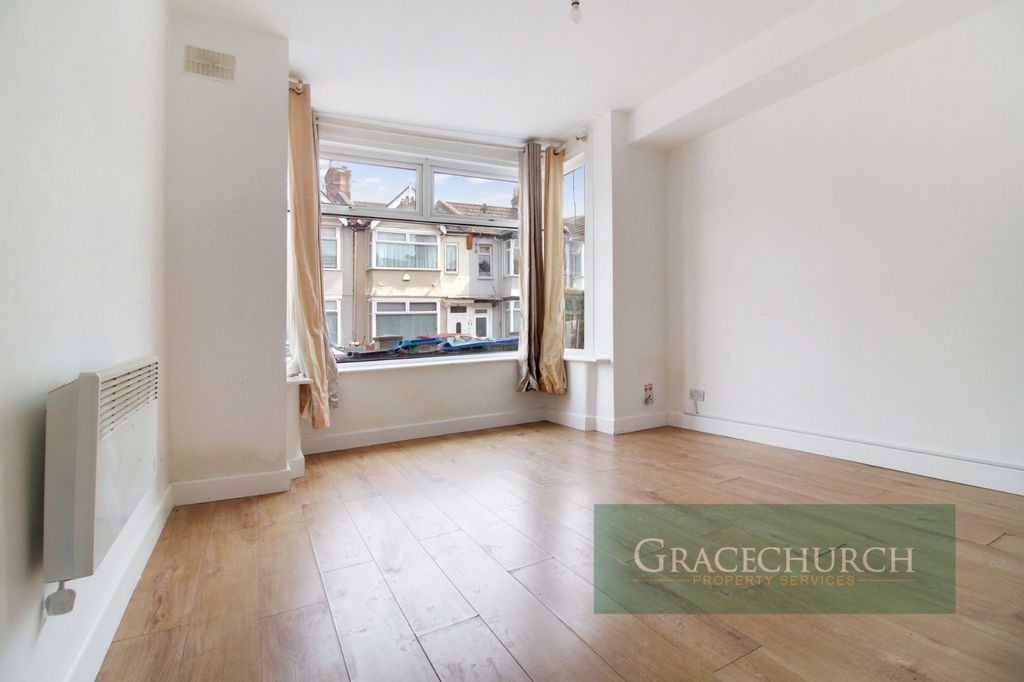 Property photo 1 of 5 Studio Flat For Sale