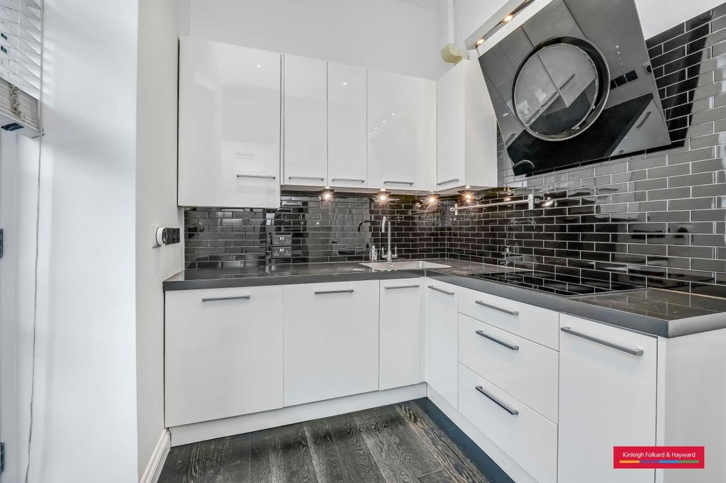 Property photo 3 of 11 Kitchen