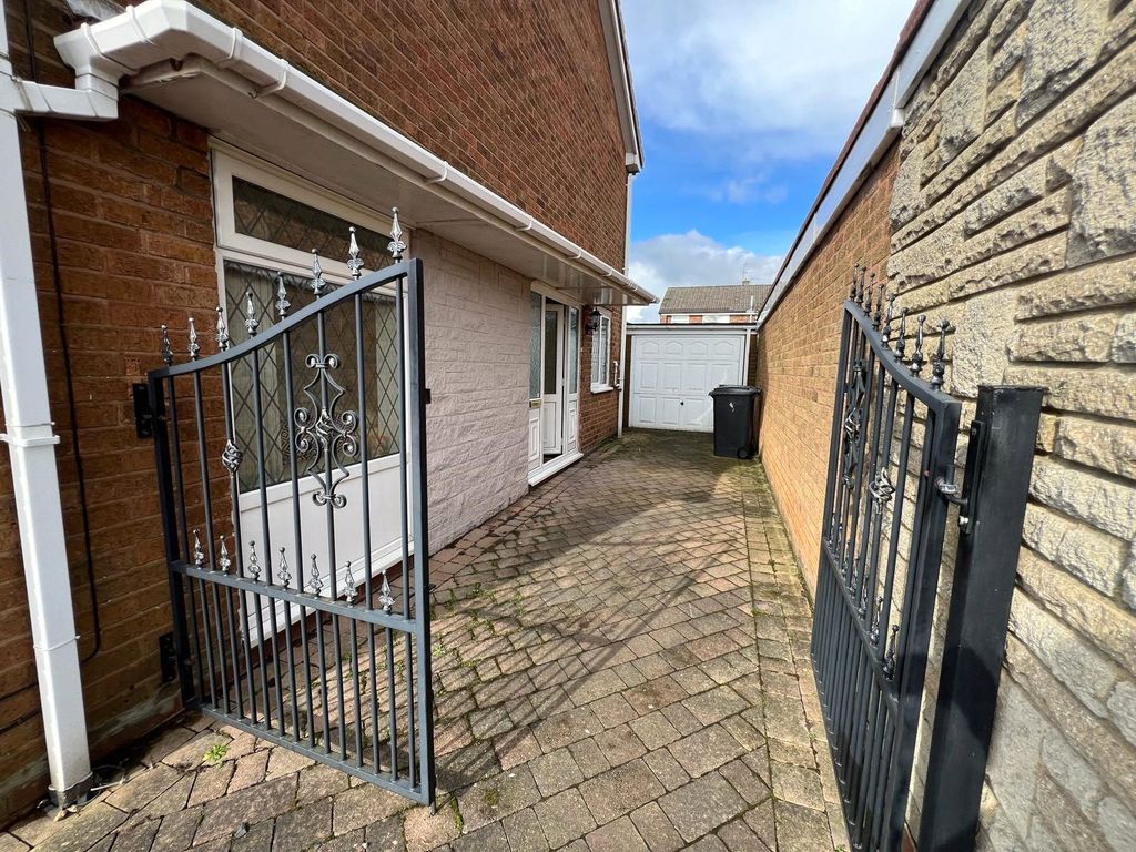 Property photo 3 of 14 Side Garage
