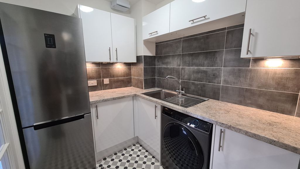 Property photo 2 of 10 Kitchen