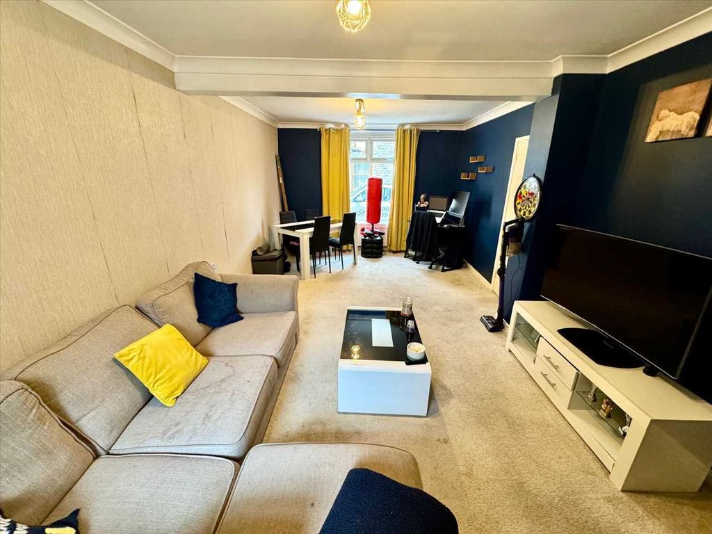 Property photo 3 of 17 Lounge