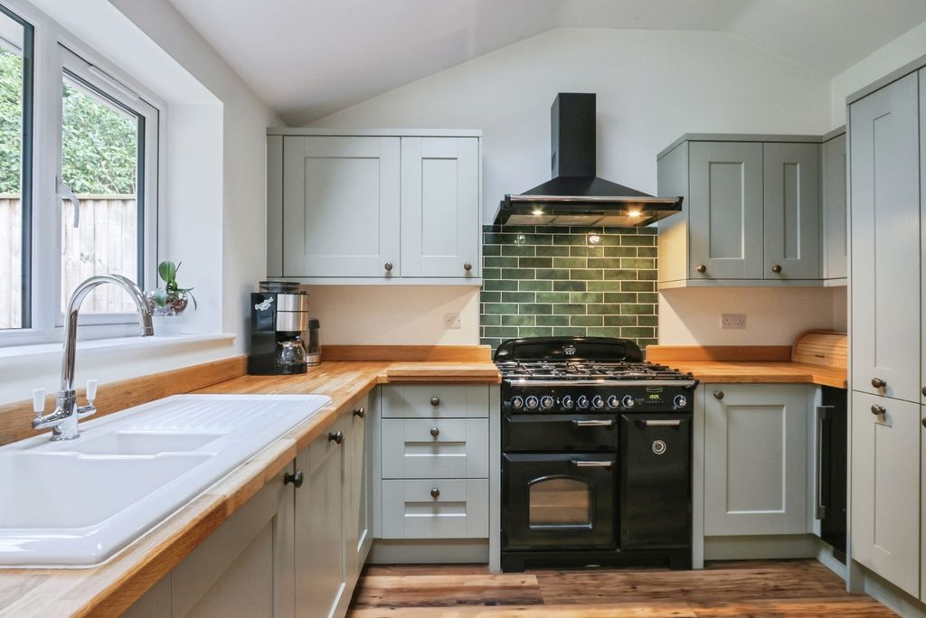 Property photo 3 of 19 Kitchen