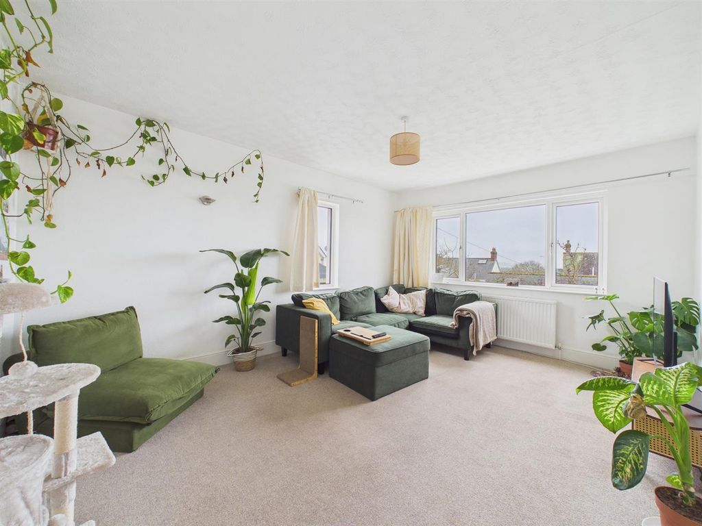 Property photo 3 of 13 Lounge