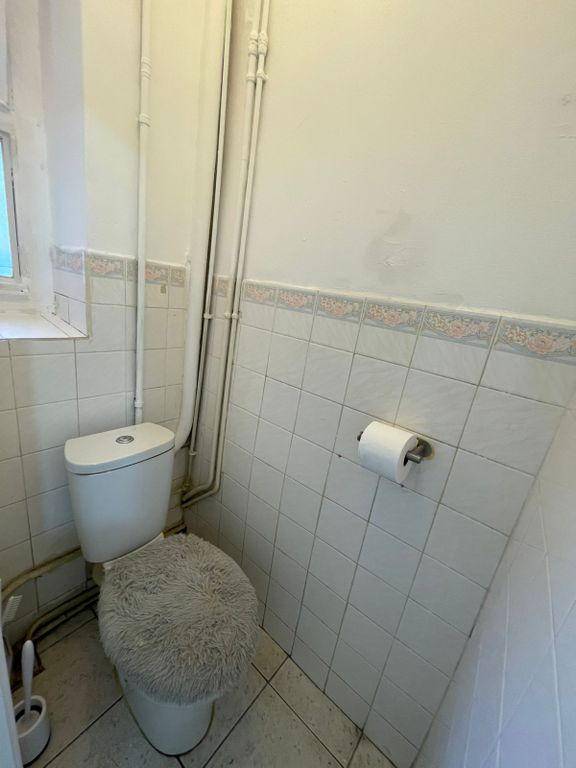 Property photo 2 of 10 Toilet