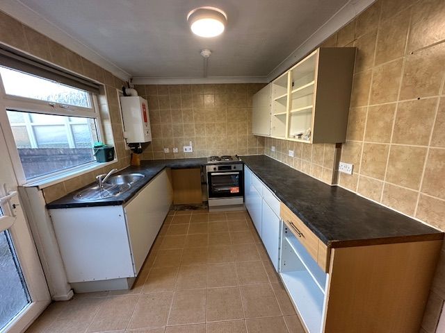 Property photo 3 of 8 Kitchen