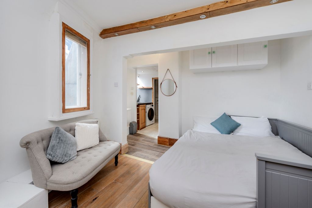 Property photo 1 of 4 6c@20 Cockspur St-0521.Jpg