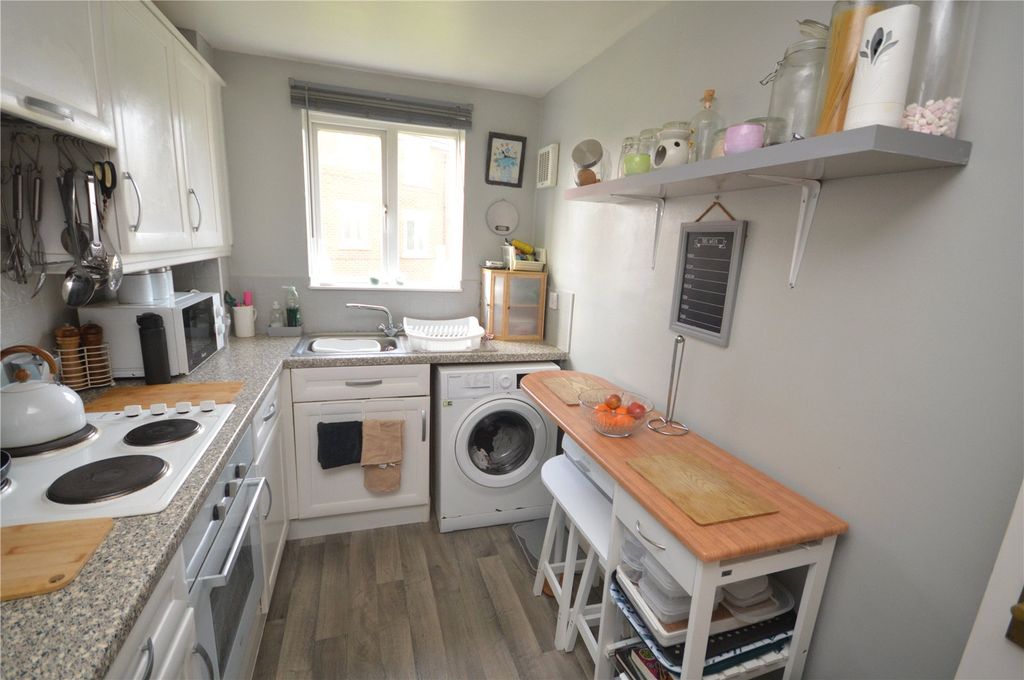 Property photo 3 of 10 Kitchen