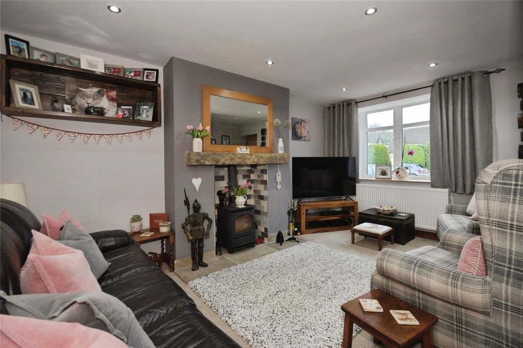 Property photo 3 of 31 Living Room