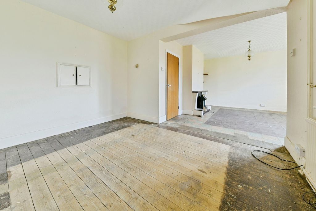 Property photo 3 of 17 Dining Room