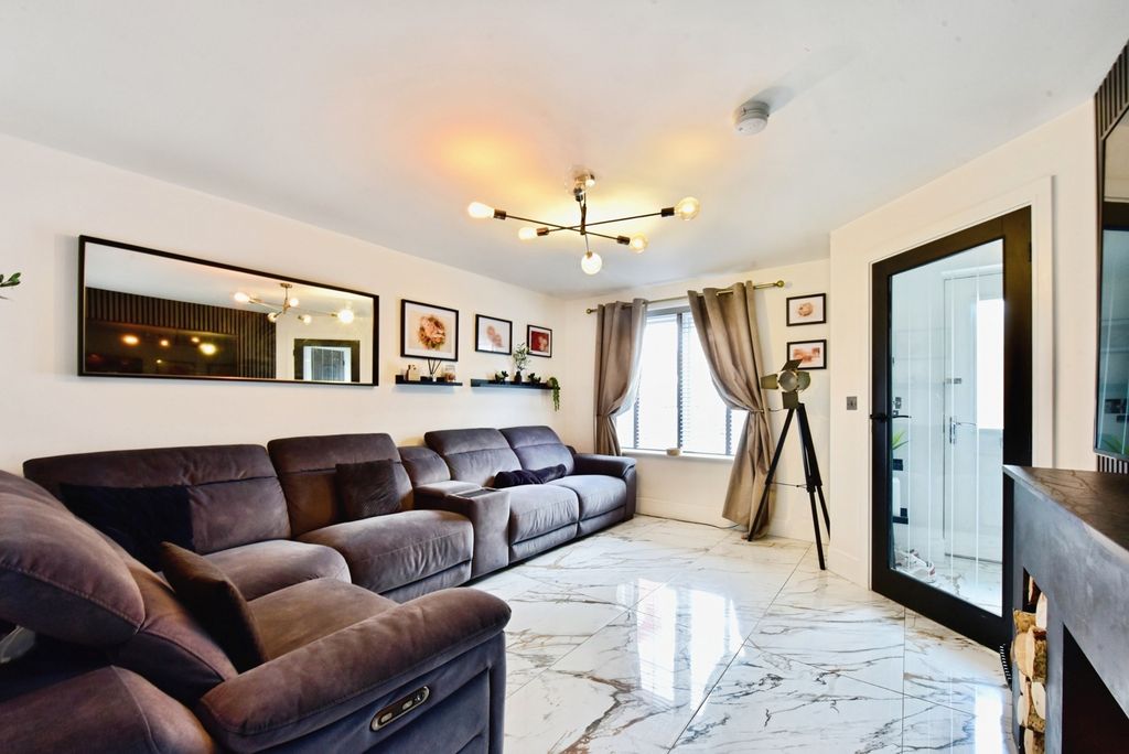 Property photo 3 of 20 Pbox-Img.Jpg