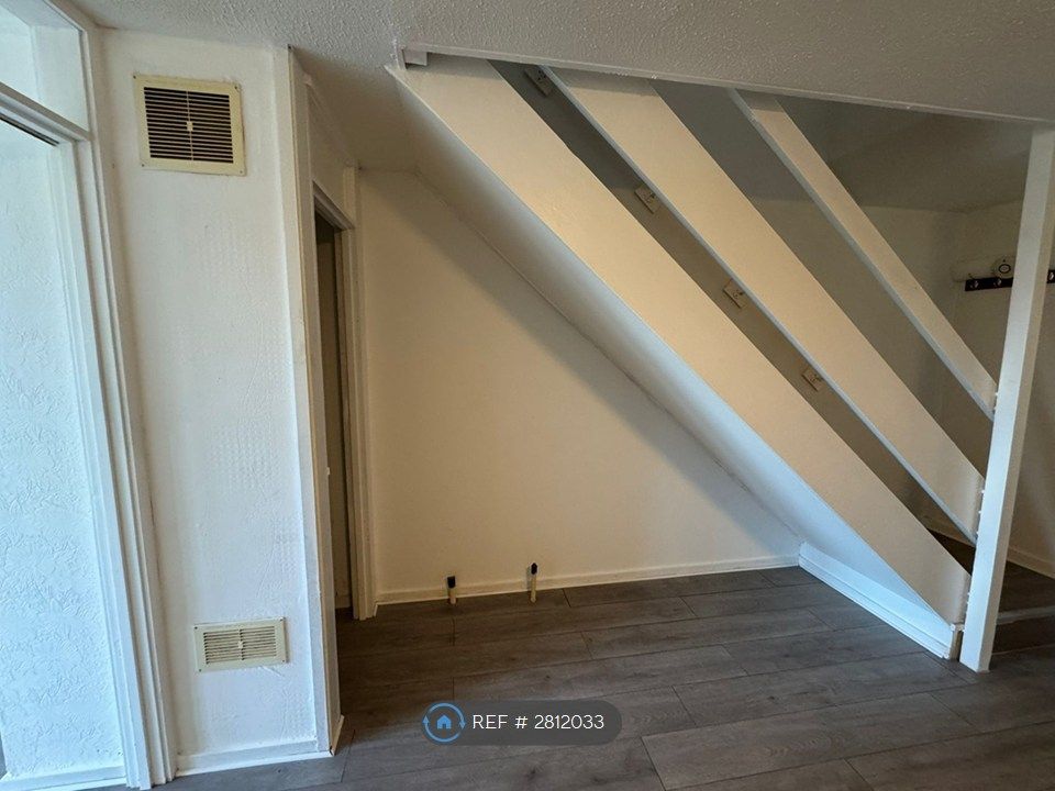 Property photo 3 of 31 Staircase