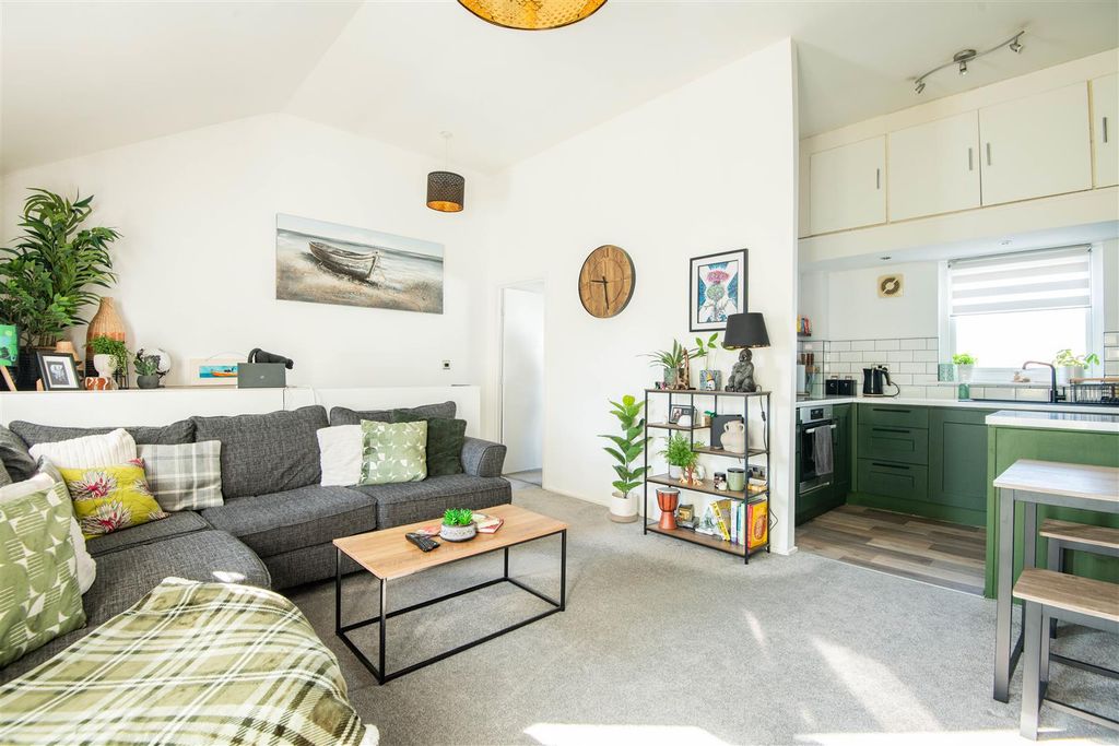 Property photo 2 of 16 Lounge