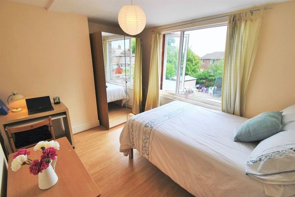 Property photo 2 of 15 Bright, Neatly Presented Double Bedroom With Large...