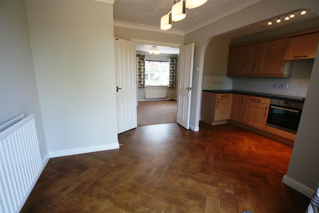 Property photo 3 of 7 Levendrive,31Kitchendiner1.Jpg