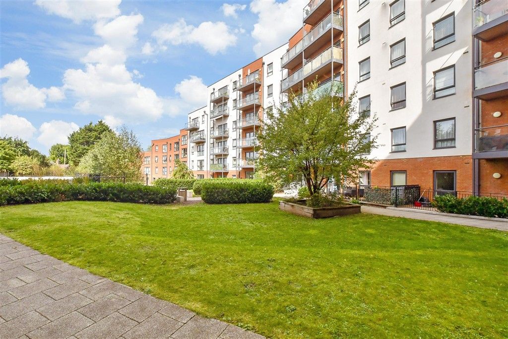 Property photo 1 of 9 Communal Gardens