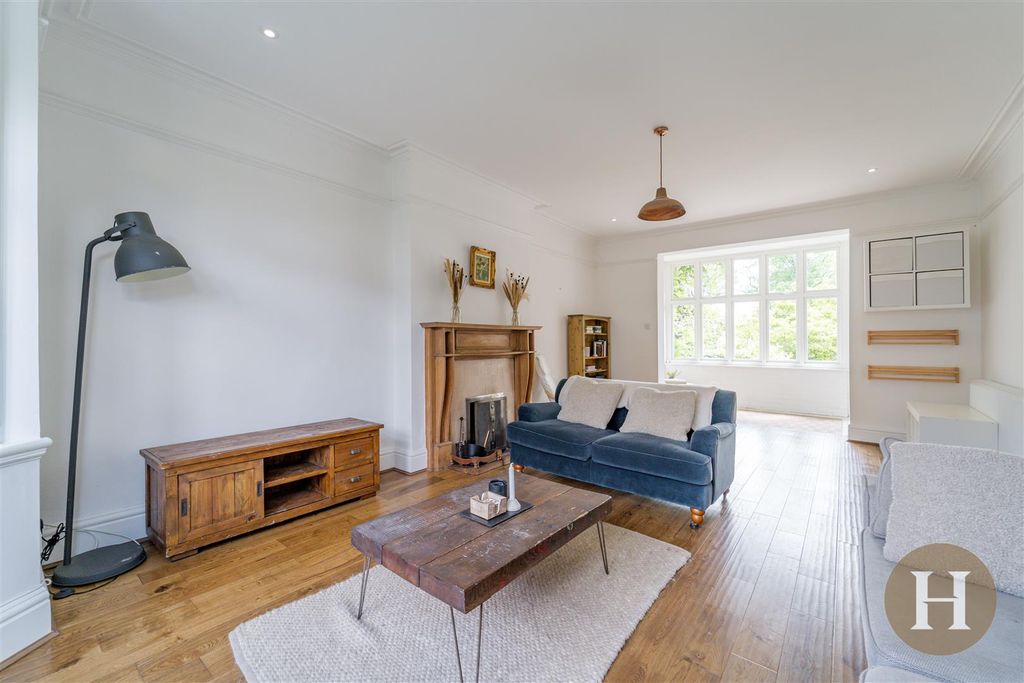 Property photo 2 of 47 Hadleigh Estate Agents-26.Jpg