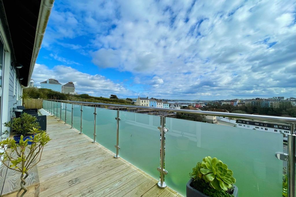 Property photo 2 of 22