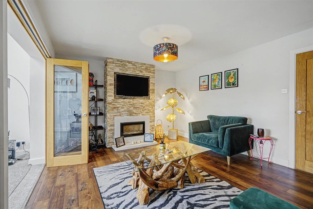 Property photo 2 of 23 Lounge