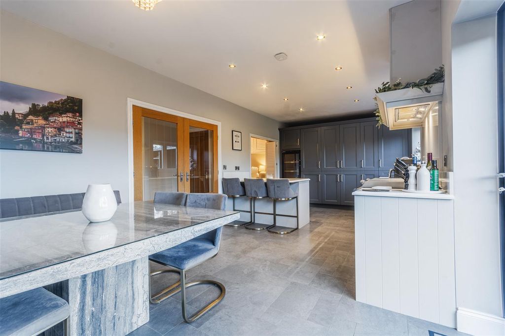 Property photo 2 of 28 Dining Kitchen