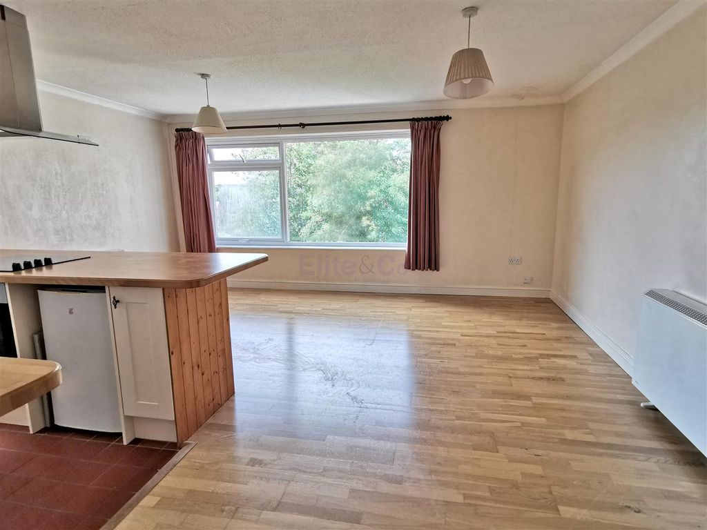 Property photo 3 of 13 Lounge/Kitchen