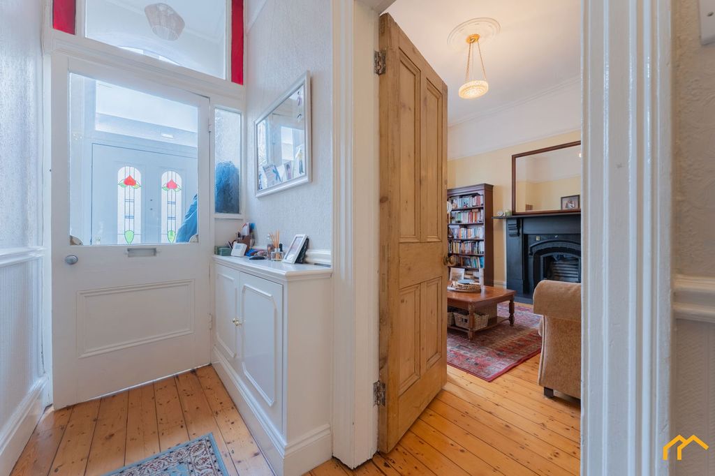 Property photo 2 of 31