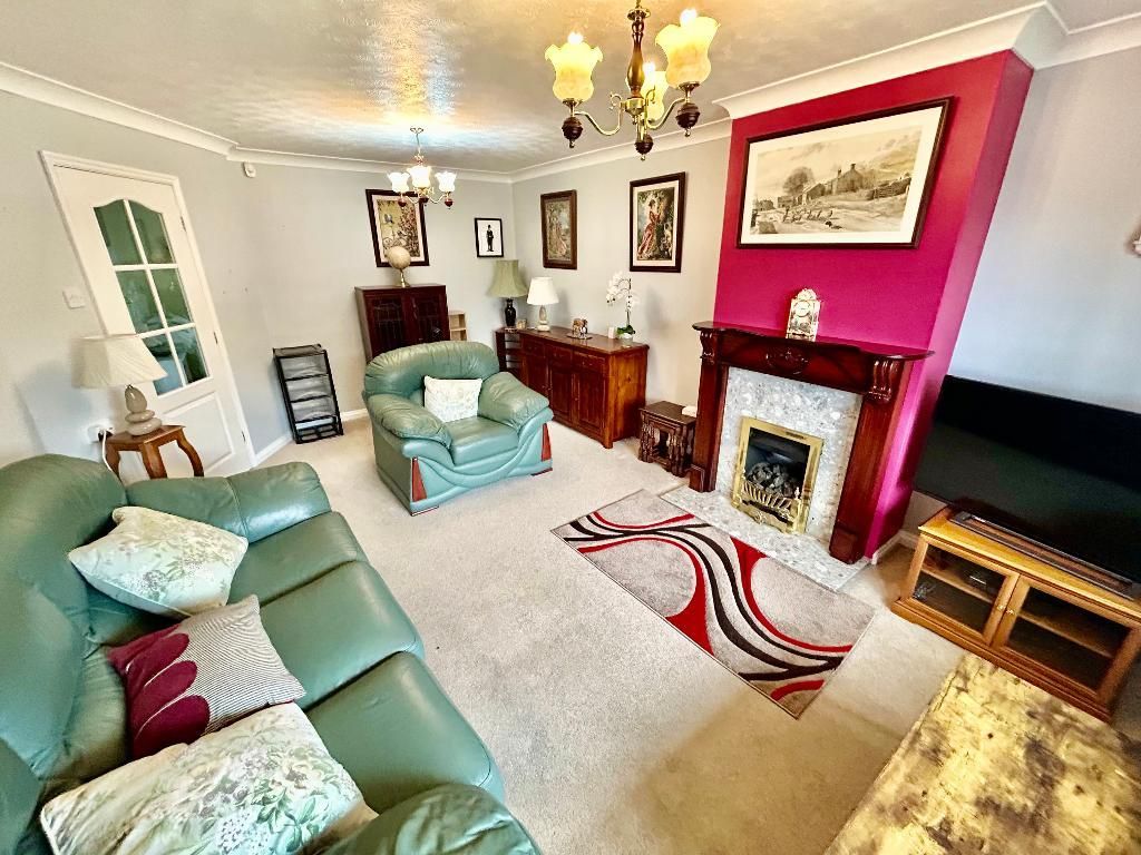 Property photo 3 of 16 Lounge