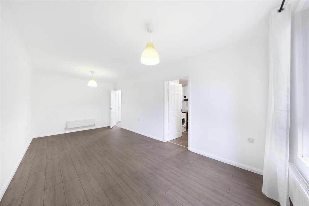 Property photo 3 of 11 Reception