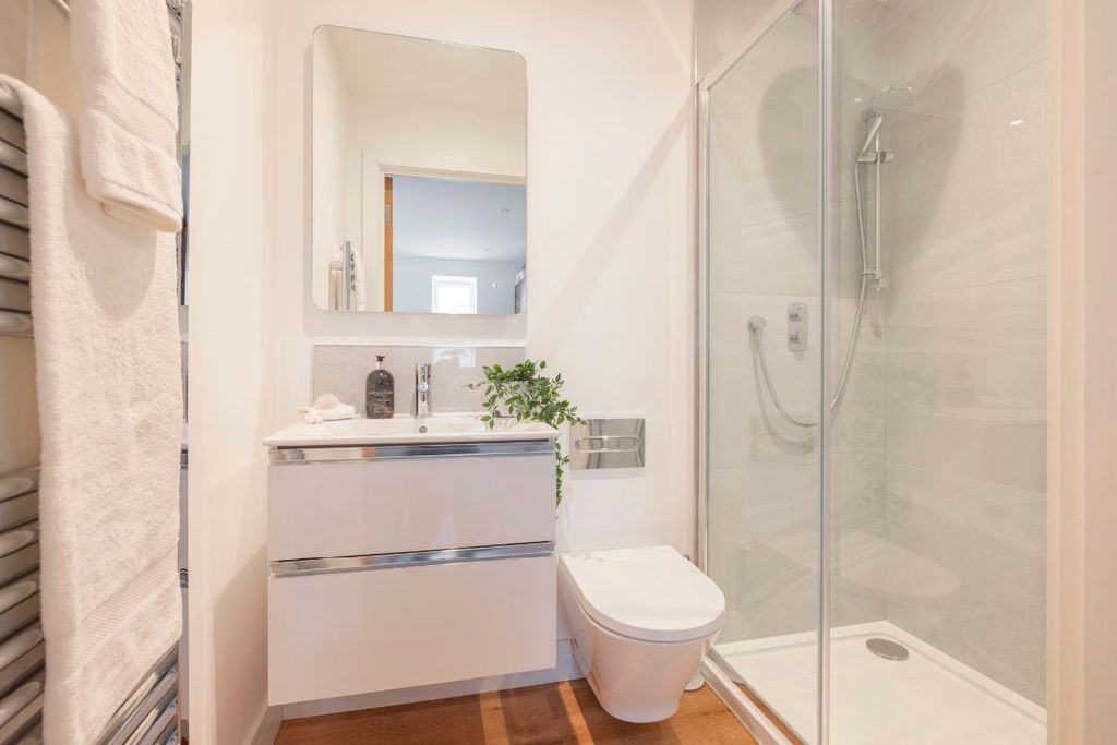 Property photo 2 of 17 En-Suite Shower Room