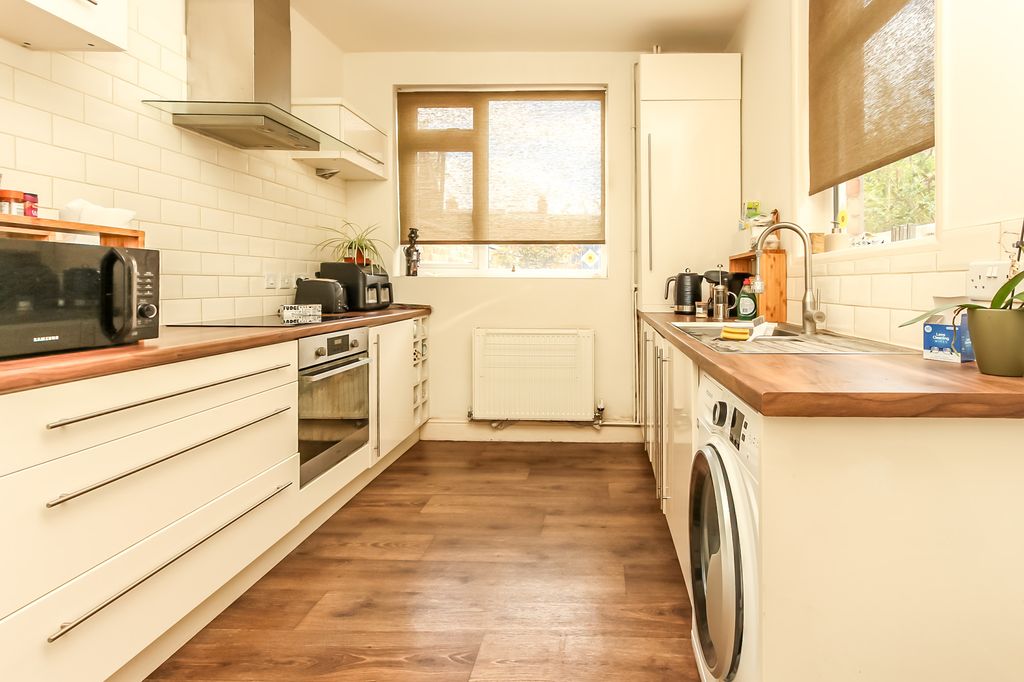 Property photo 3 of 8 Kitchen