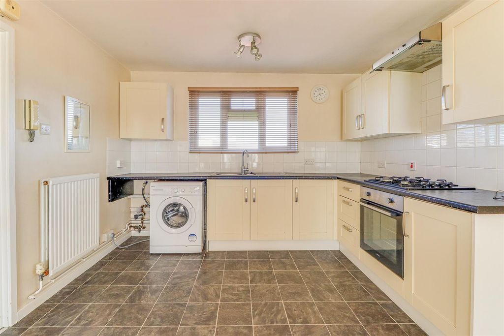 Property photo 3 of 10 Kitchen